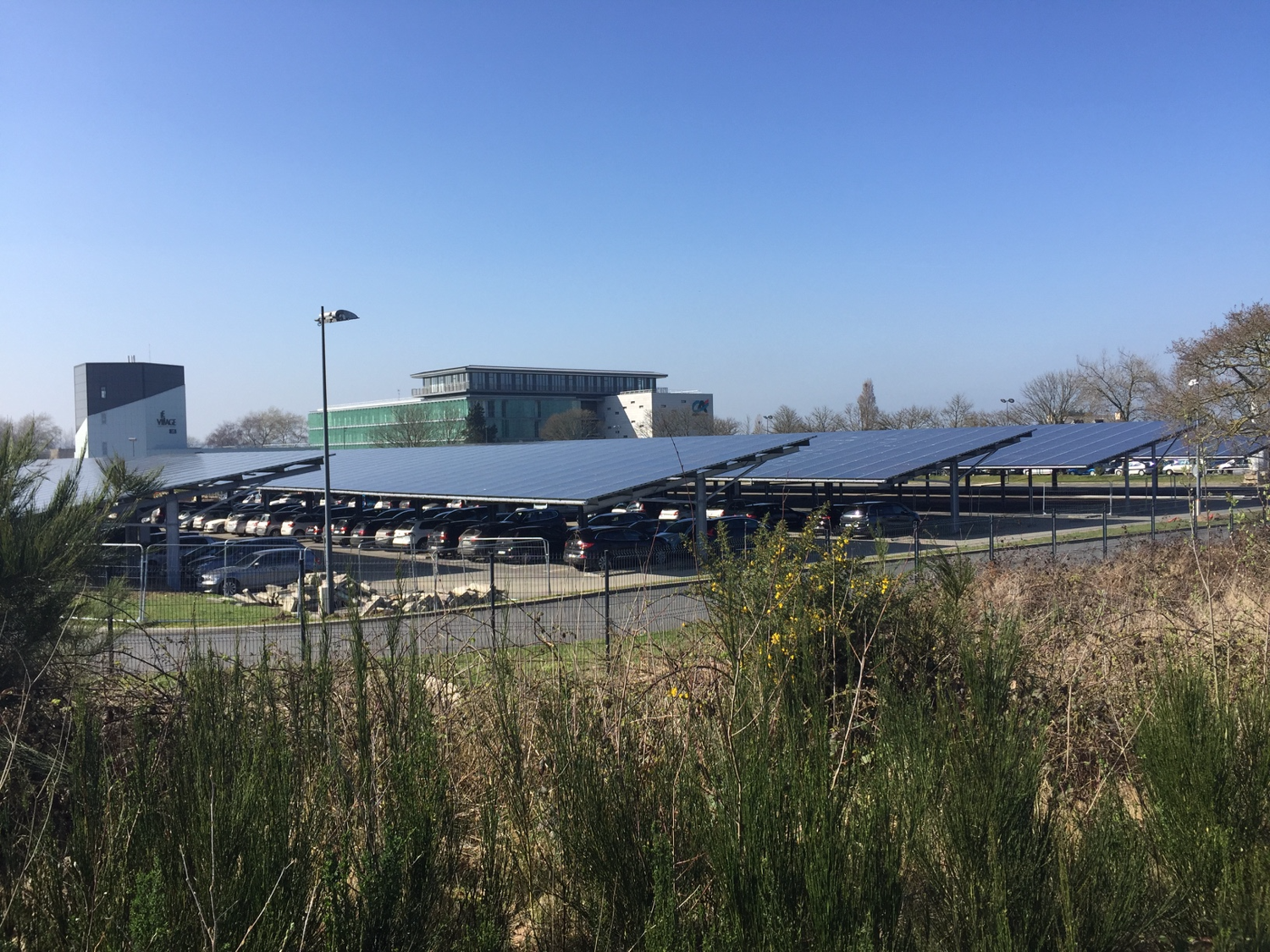 Installation photovoltaïque en autoconsommation sur ombrières de parking au Crédit Agricole de Ploufragan (22)